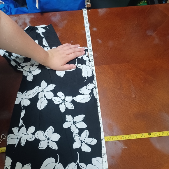 Suzanne Betro Summer Blouse in 1X with black and white florals - Picture 7 of 7